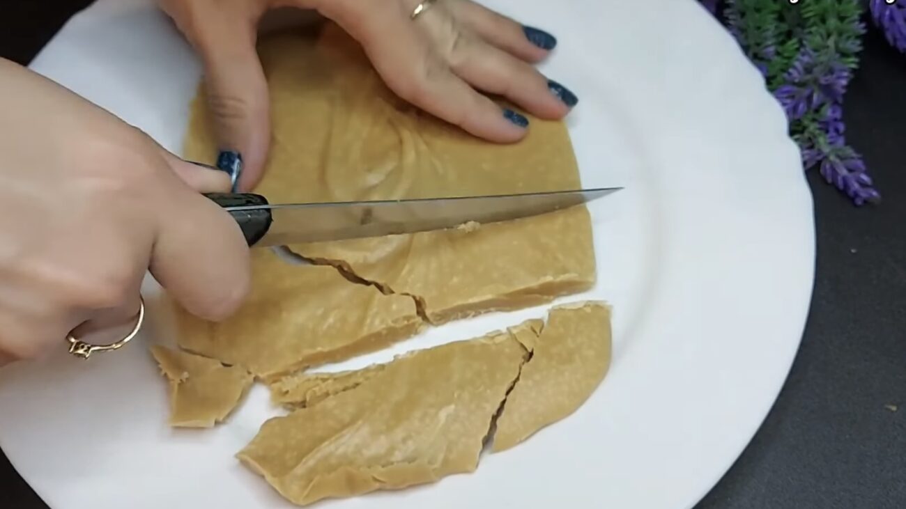 Господині поділилися рецептом домашніх цукерок Корівка без хімії. Фото: YouTube ГотуємоРазом 