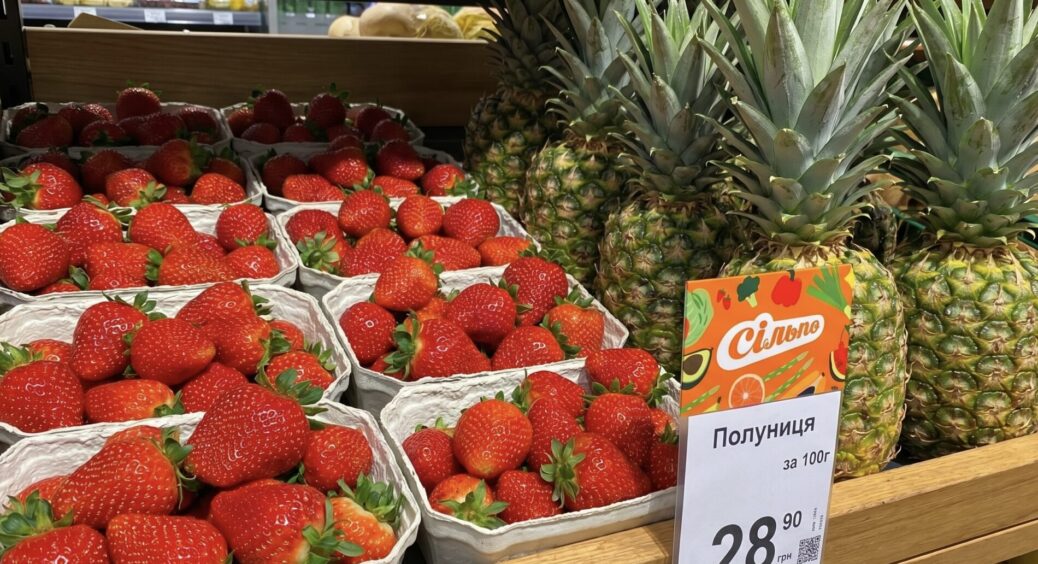 Я перевірила 5 сортів ранньої полуниці, які вже продають: ось як виявити нітрати за 30 секунд без приладів 