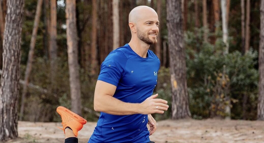 Танцюриста-емігранта Влада Яму в США обгавкав бульдог: конфуз потрапив на відео 