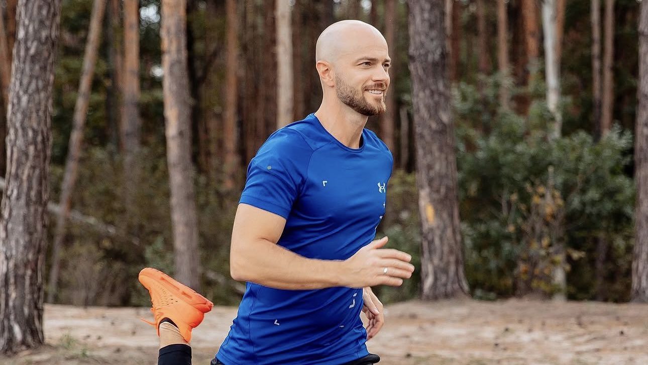 Влад Яма показав кумедне відео, як до його студії танців завітав бульдог. Фото: Instagram vladyama_official 