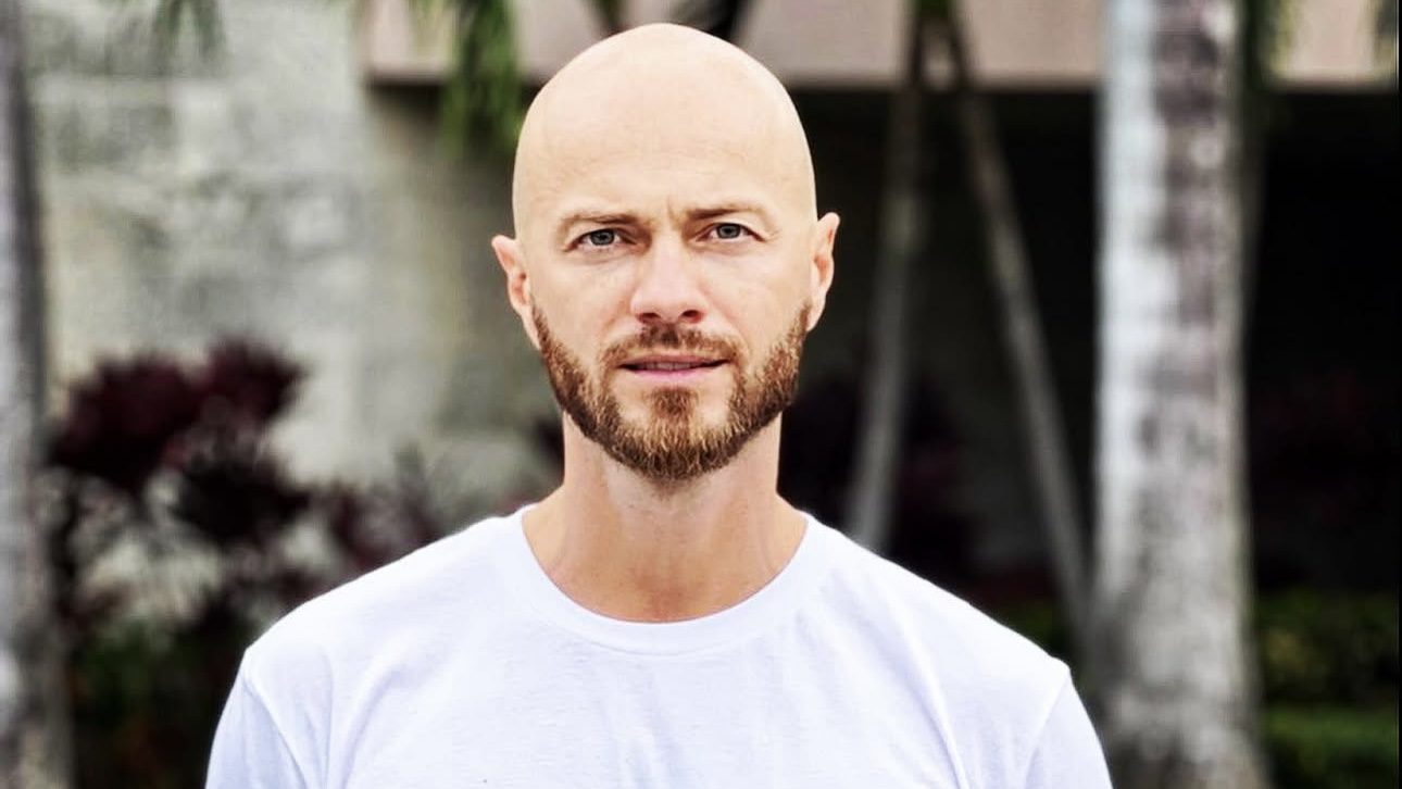 Влад Яма показав кумедне відео, як до його студії танців завітав бульдог. Фото: Instagram vladyama_official 