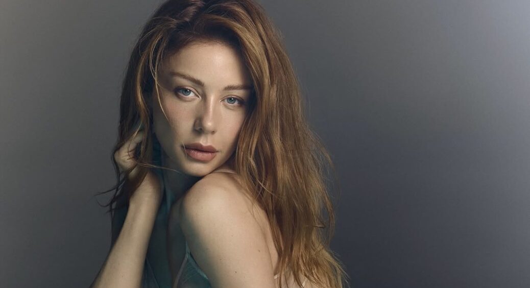 Ранкові танці Тіни Кароль з “шотом” у руках: образ “Рокової жінки” — міні-шорти “Смарагд” і високі підбори 