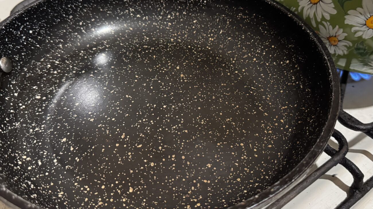 Господині розповіли, як швидко очистити сковорідку від пригорілої їжі. Фото: Добрі новини 