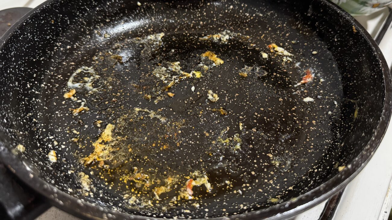 Господині розповіли, як швидко очистити сковорідку від пригорілої їжі. Фото: Добрі новини 