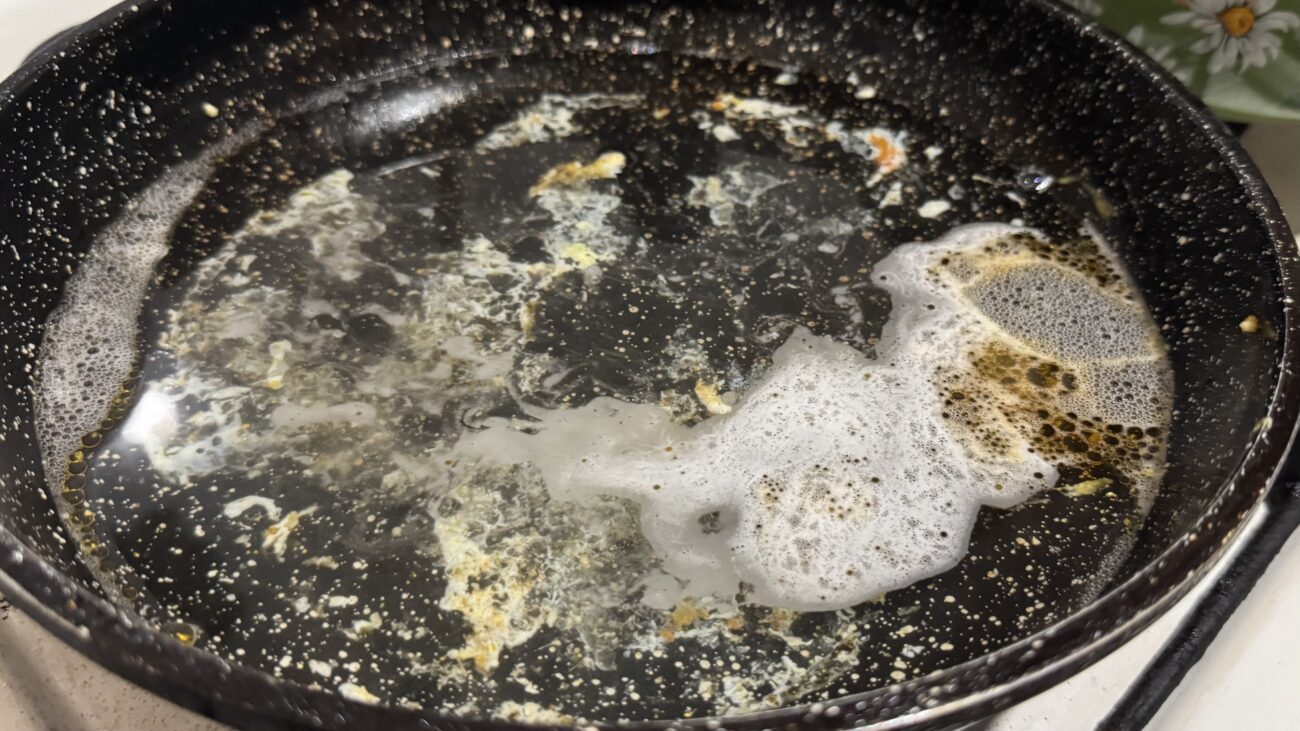 Господині розповіли, як швидко очистити сковорідку від пригорілої їжі. Фото: Добрі новини 