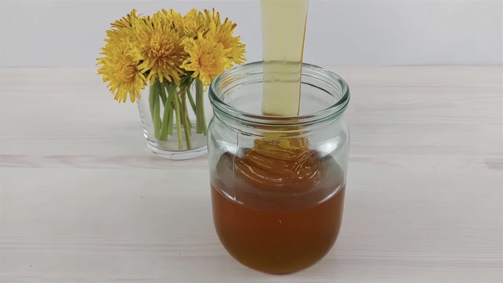 Господині розповіли, як приготувати сезонне варення з квіток кульбаби. Фото: YouTube Українське вариво 