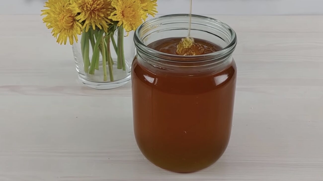 Господині розповіли, як приготувати сезонне варення з квіток кульбаби. Фото: YouTube Українське вариво 
