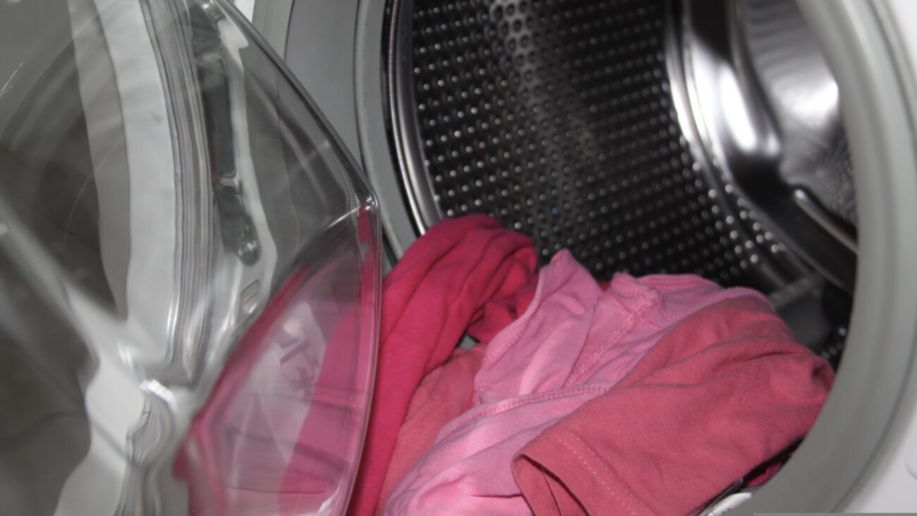 Виробники побутової хімії розповіли, як пральний порошок може зіпсувати речі. Фото: Pixabay 