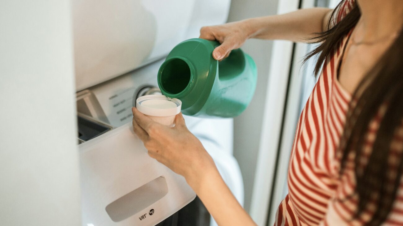 Виробники побутової хімії розповіли, як пральний порошок може зіпсувати речі. Фото: Pexels 