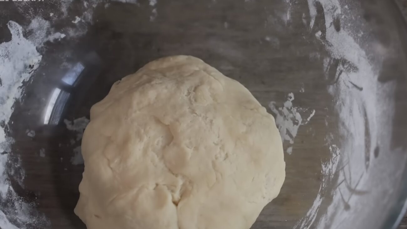 Господині поділилися рецептом ідеального тіста на вареники. Фото: YouTube НАШІ БЕСАГИ 