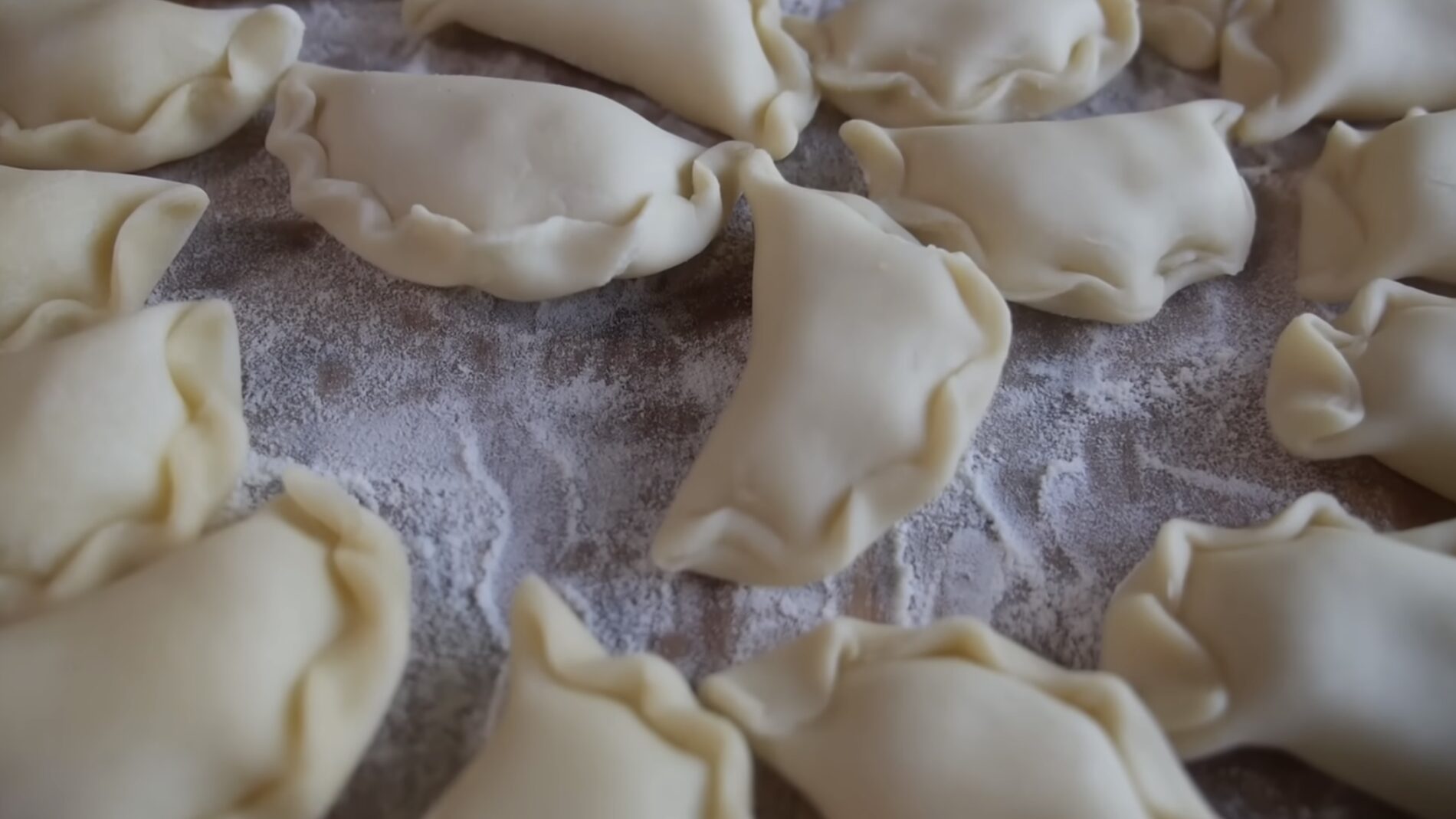 Господині поділилися рецептом ідеального тіста на вареники. Фото: YouTube НАШІ БЕСАГИ 