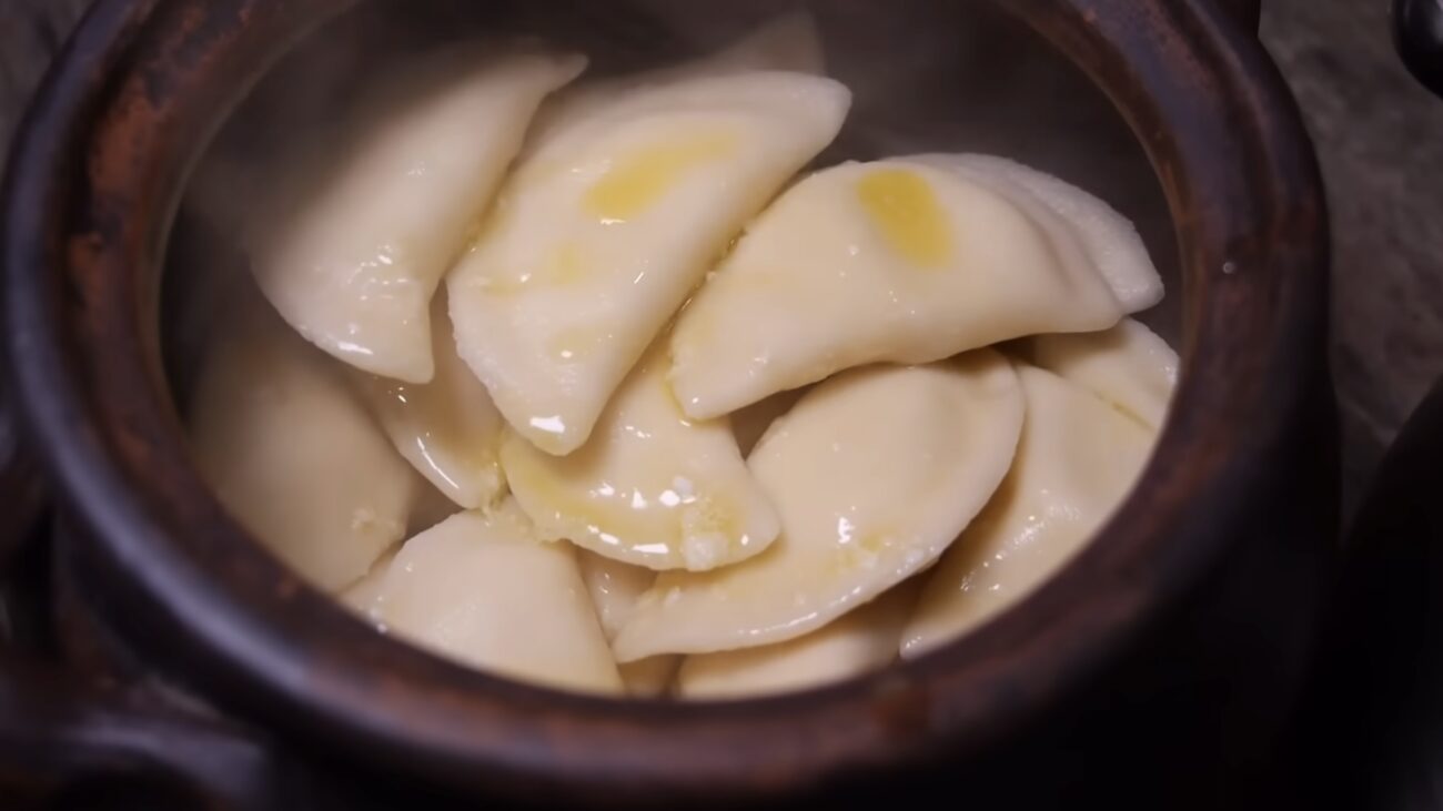 Господині поділилися рецептом ідеального тіста на вареники. Фото: YouTube НАШІ БЕСАГИ 