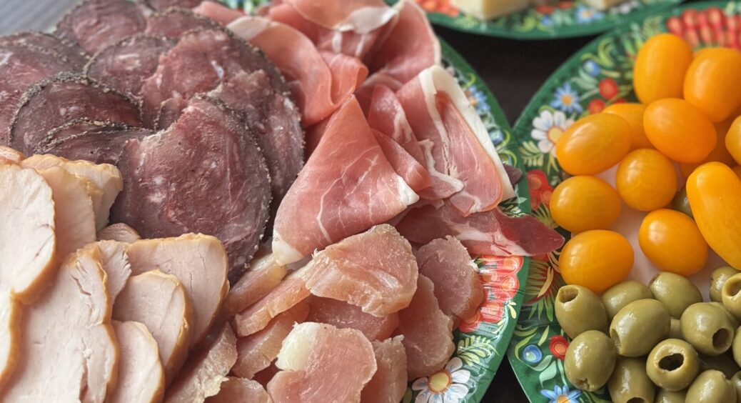 Ріжу ковбасу ідеально рівно: 1 трюк “Мастершефів” назавжди змінив вигляд моєї святкової нарізки 