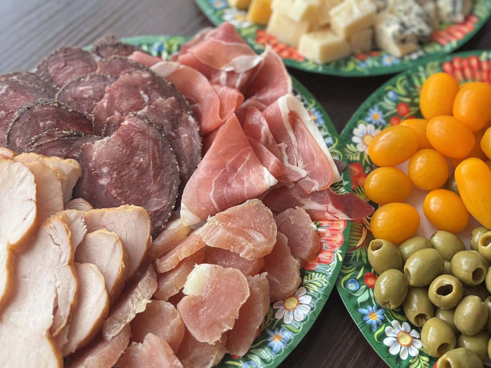 Господині поділилися секретом ідеальної нарізки ковбаси для святкового столу. Фото: Добрі новини 