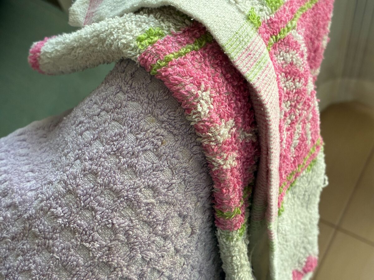 Експерти розповіли, як очистити рушники від бруду та запаху без хімчистки. Фото: Добрі Новини