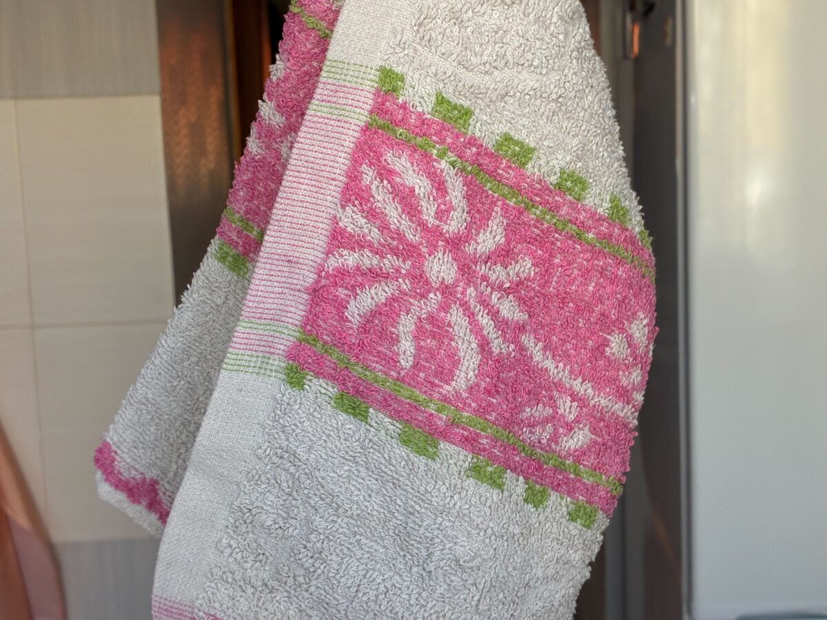 Експерти розповіли, як очистити рушники від бруду та запаху без хімчистки. Фото: Добрі Новини