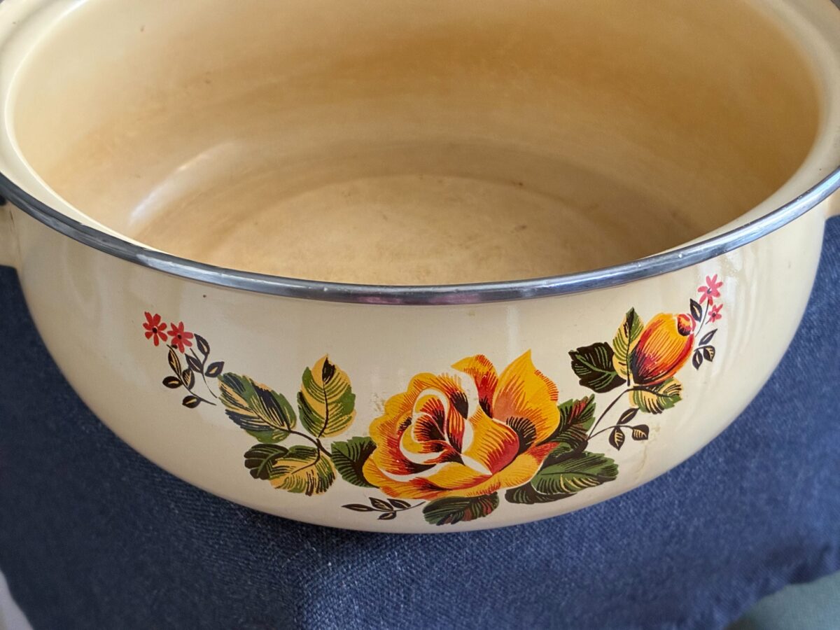 Експерти пояснили, навіщо на радянському посуді чорний обідок зверху. Фото: Добрі Новини