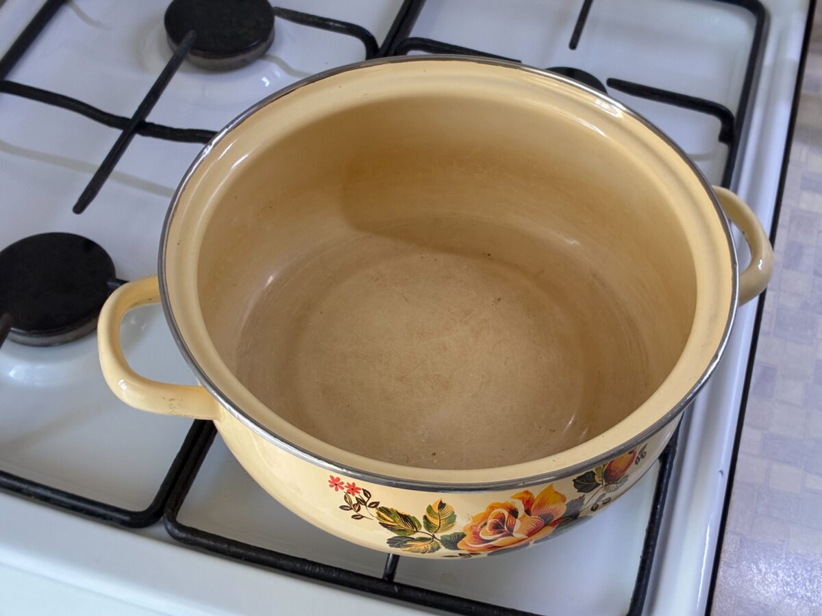 Експерти пояснили, навіщо на радянському посуді чорний обідок зверху. Фото: Добрі Новини