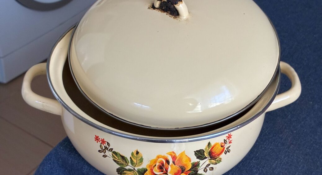 Не дизайнерський трюк: 1 причина, чому на радянському посуді робили чорний обідок зверху 