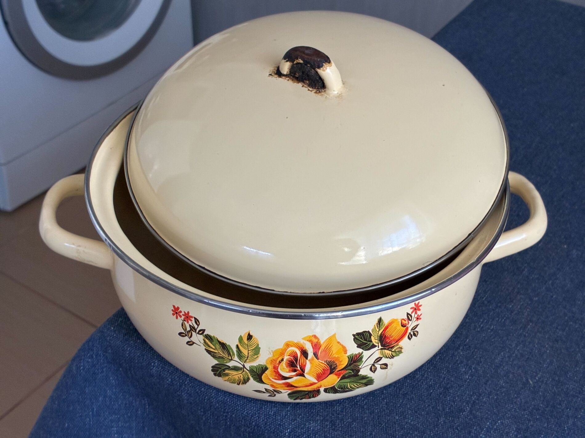 Навіщо на радянському посуді чорний обідок. Фото: Добрі Новини