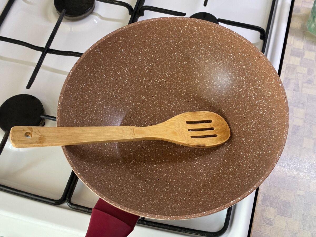 Експерти порадили натуральний засіб від нагару на сковорідці. Фото: Добрі Новини
