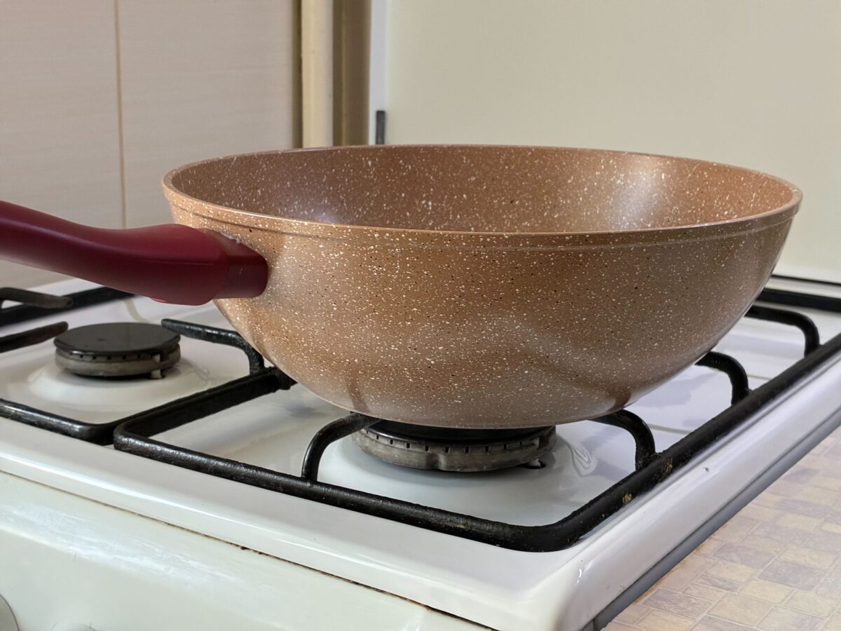 Експерти порадили натуральний засіб від нагару на сковорідці. Фото: Добрі Новини