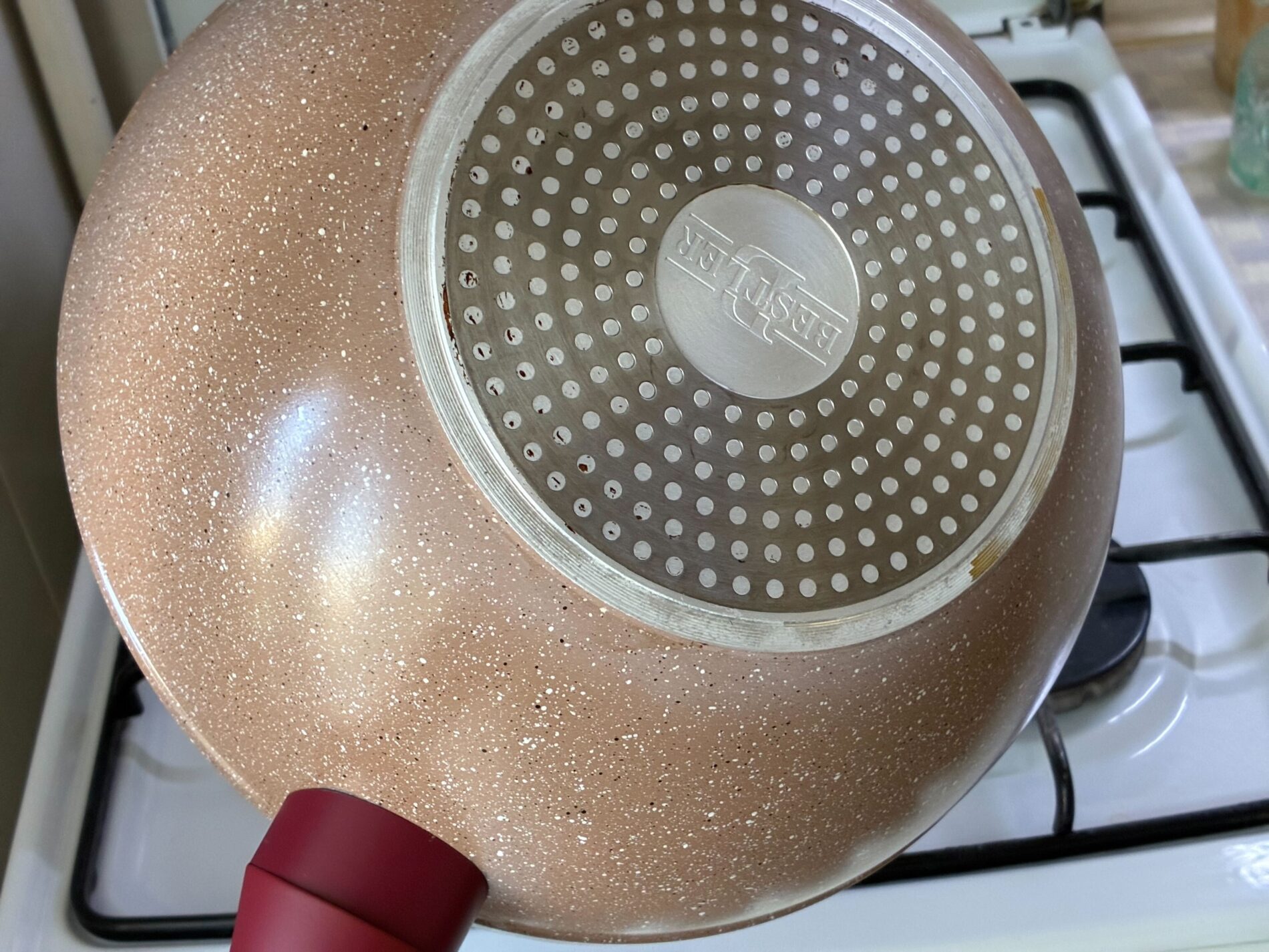 Як очистити сковорідку від нагару простим засобом. Фото: Добрі Новини