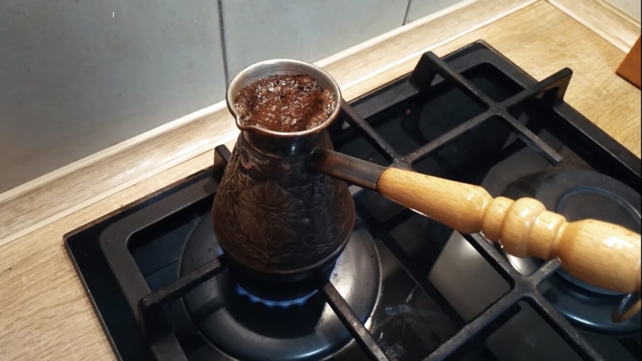 Господині розповіли, як правильно варити каву в турці та який матеріал обрати. Фото: YouTube-канал Цікавинка Господині розповіли, як правильно варити каву в турці та який матеріал обрати. Фото: YouTube-канал Цікавинка