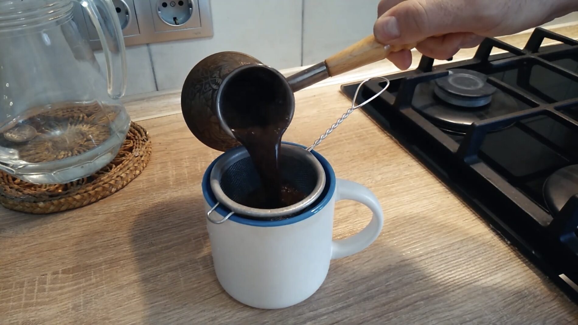 Господині розповіли, як правильно варити каву в турці та який матеріал обрати. Фото: YouTube-канал Цікавинка 