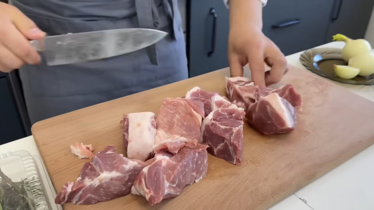 Господарі розповіли рецепт найкращого маринаду для шашлику. Фото: YouTube Іван Янюк 