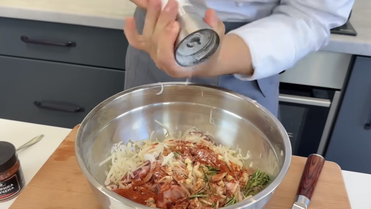 Господарі розповіли рецепт найкращого маринаду для шашлику. Фото: YouTube Іван Янюк 