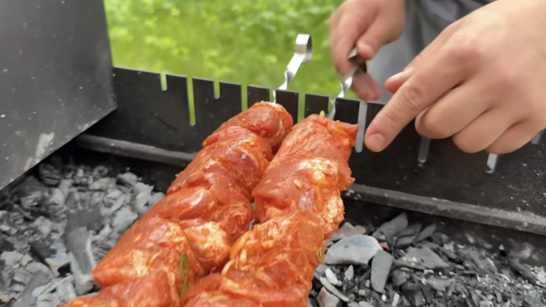 Господарі розповіли рецепт найкращого маринаду для шашлику. Фото: YouTube Іван Янюк 