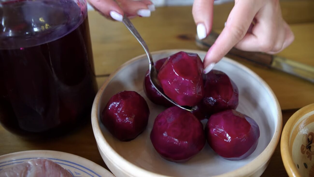 Господині розповіли, як смачно квасити буряки без солі та оцту. Фото: YouTube Карпатські шкварки 