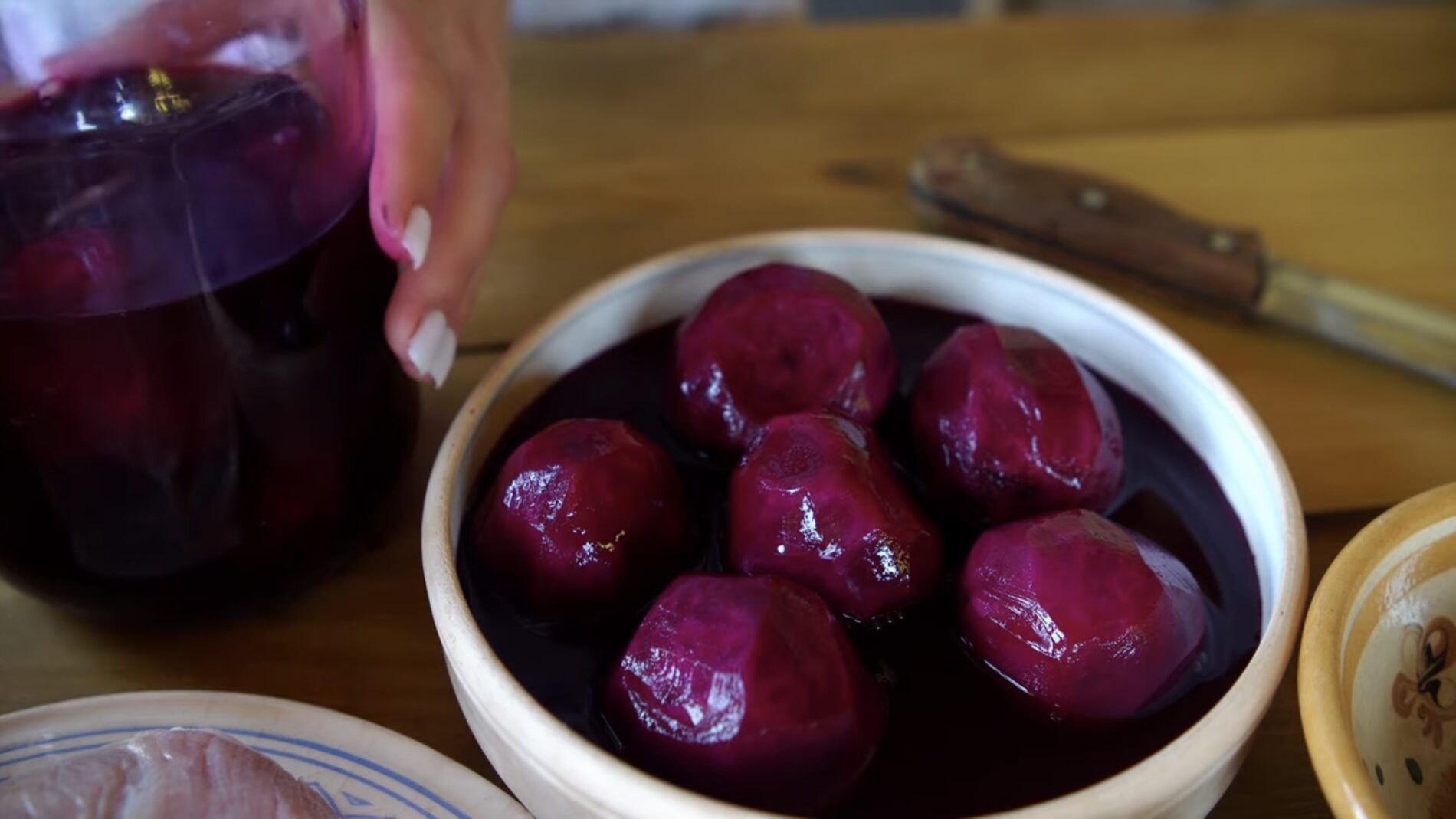 Господині розповіли, як смачно квасити буряки без солі та оцту. Фото: YouTube Карпатські шкварки 