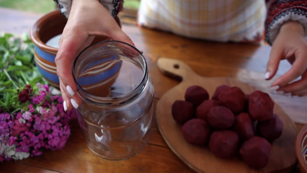 Господині розповіли, як смачно квасити буряки без солі та оцту. Фото: YouTube Карпатські шкварки 