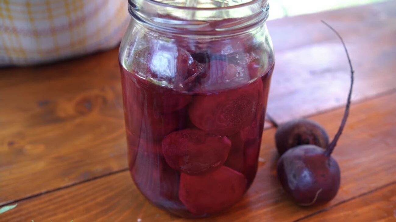 Господині розповіли, як смачно квасити буряки без солі та оцту. Фото: YouTube Карпатські шкварки 