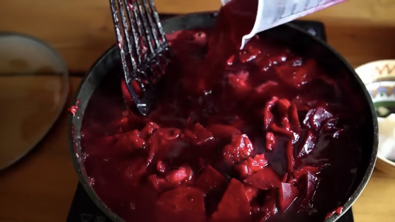 Господині розповіли, як смачно квасити буряки без солі та оцту. Фото: YouTube Карпатські шкварки 