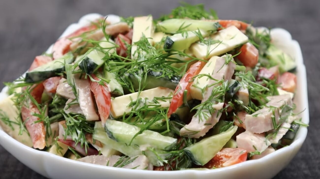 Кулінари поділилися рецептом легкого весняного салату на свята. Фото: YouTube vikarecept 