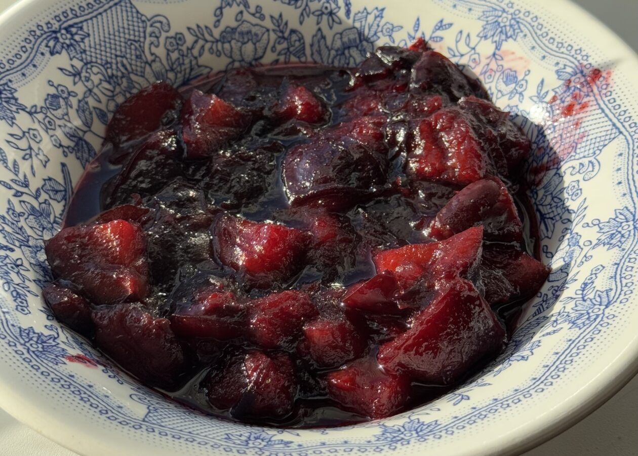 Господині розповіли, як за 10 хвилин зварити варення із заморожених слив. Фото: Добрі новини 