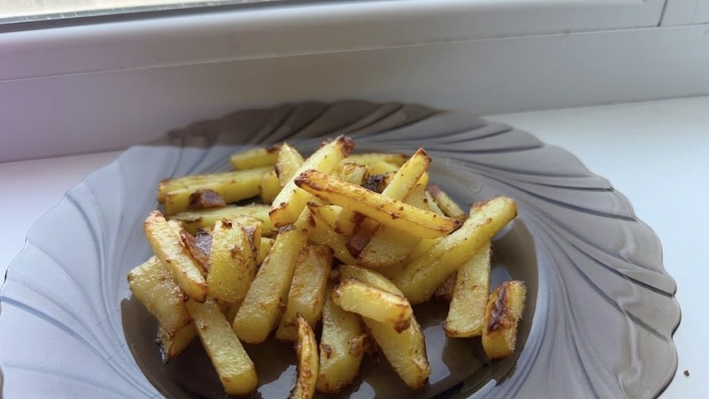 Господині розповіли, як смажити картоплю, щоб вона не прилипла до пательні. Фото: Добрі новини Господині розповіли, як смажити картоплю, щоб вона не прилипла до пательні. Фото: Добрі новини