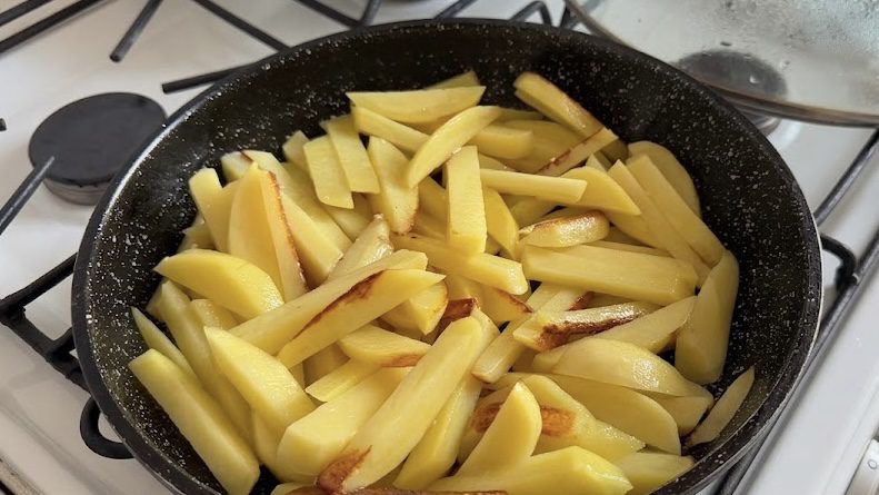 Господині розповіли, як смажити картоплю, щоб вона не прилипла до пательні. Фото: Добрі новини Господині розповіли, як смажити картоплю, щоб вона не прилипла до пательні. Фото: Добрі новини