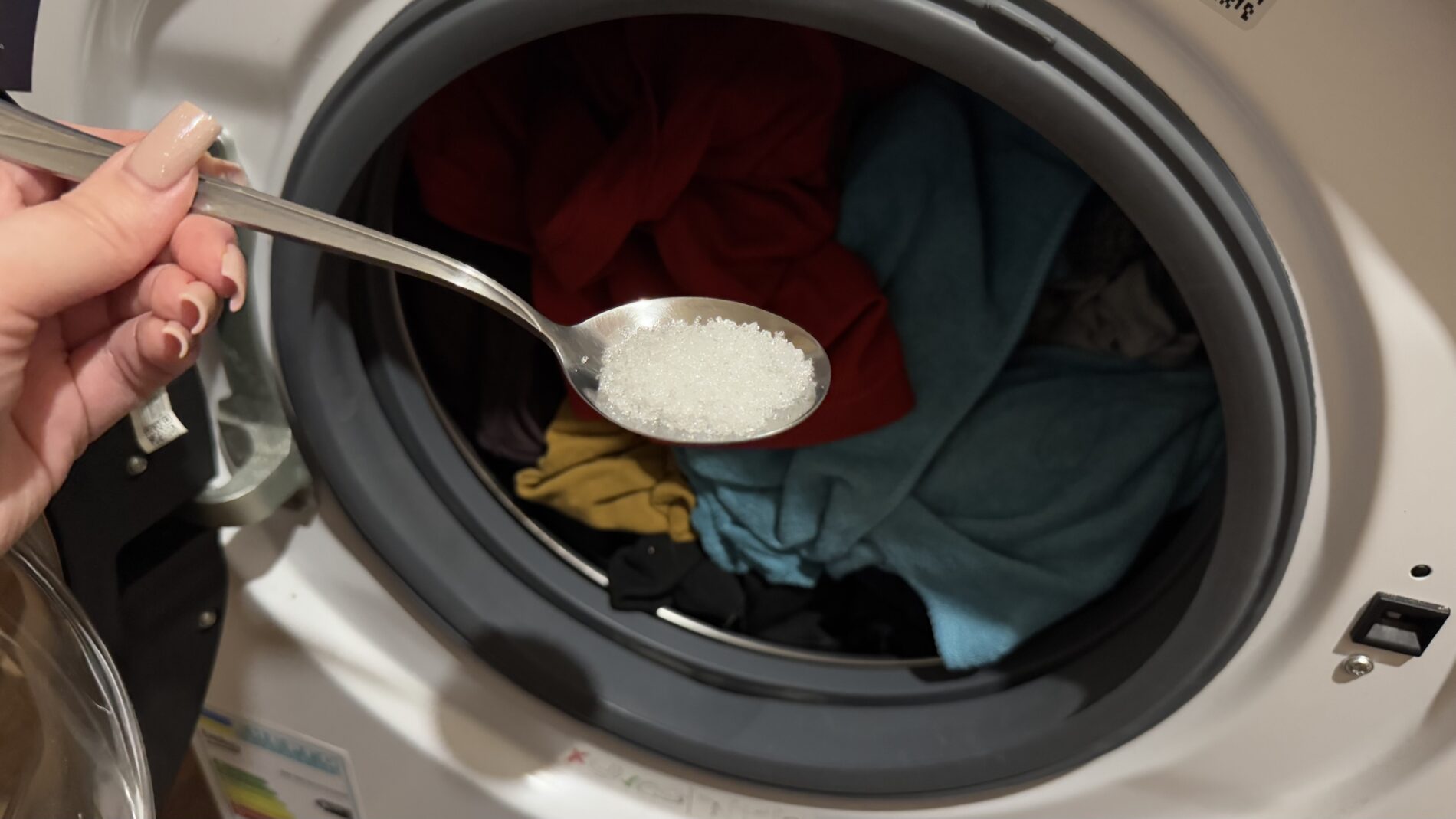 Господині розповіли, навіщо перед пранням сипати у барабан пралки лимонну кислоту. Фото: Добрі новини 