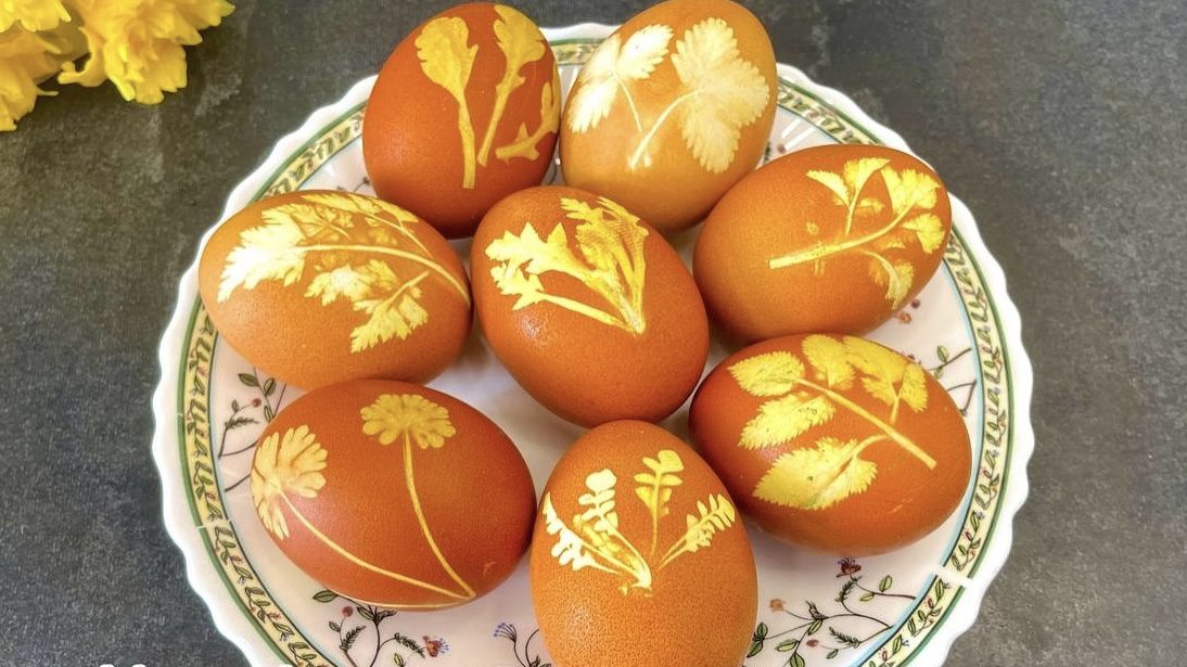 Господині показали, як у лушпинні зварити незвичайні крашанки з візерунками. Фото: YouTube Onyshkevychi 