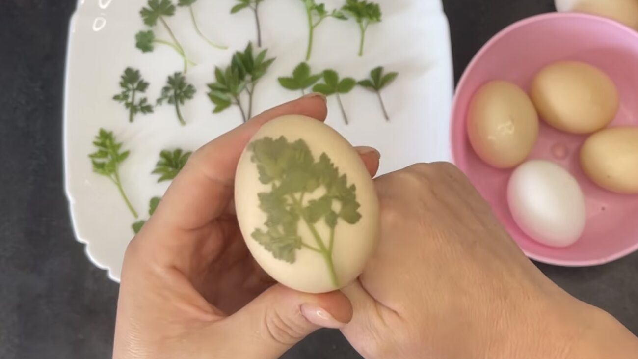 Господині показали, як у лушпинні зварити незвичайні крашанки з візерунками. Фото: YouTube Onyshkevychi Господині показали, як у лушпинні зварити незвичайні крашанки з візерунками. Фото: YouTube Onyshkevychi