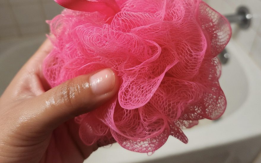 Господині розповіли, як часто і навіщо потрібно прати мочалку для душу. Фото: Добрі новини 