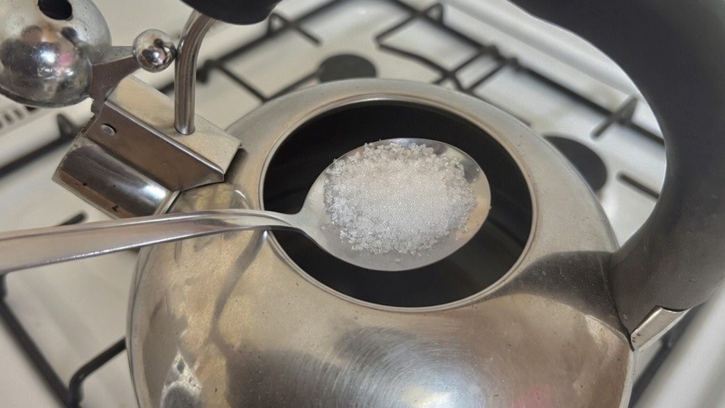 Господині розповіли, який засіб за лічені хвилини відмиє чайник від накипу. Фото: Добрі новини 