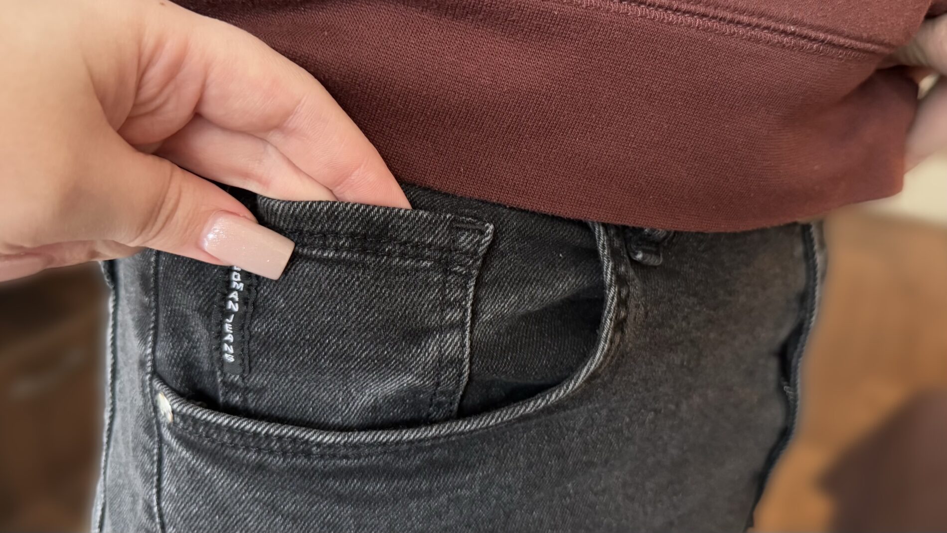 Господині розповіли, навіщо у джинсах потрібна та маленька кишеня. Фото: Добрі новини 