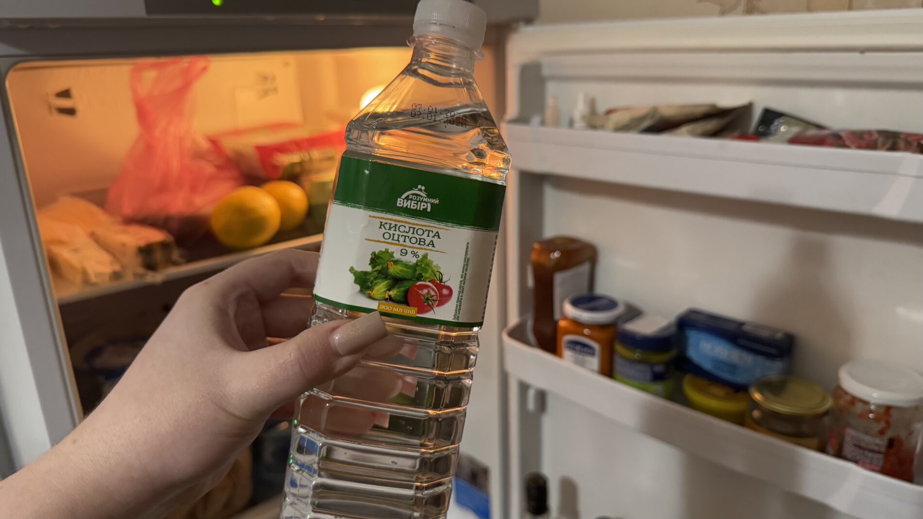 Господині розповіли, як швидко освіжити холодильник оцтом без повного миття. Фото: Добрі новини 