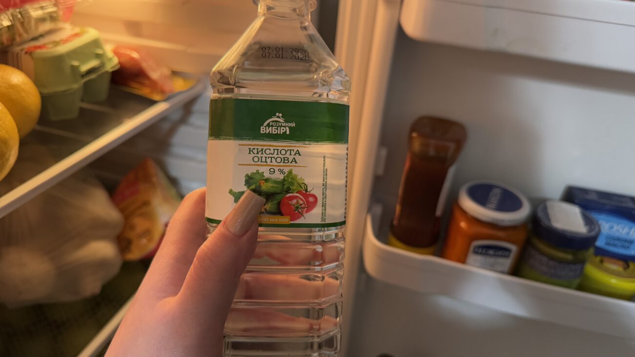 Господині розповіли, як швидко освіжити холодильник оцтом без повного миття. Фото: Добрі новини 