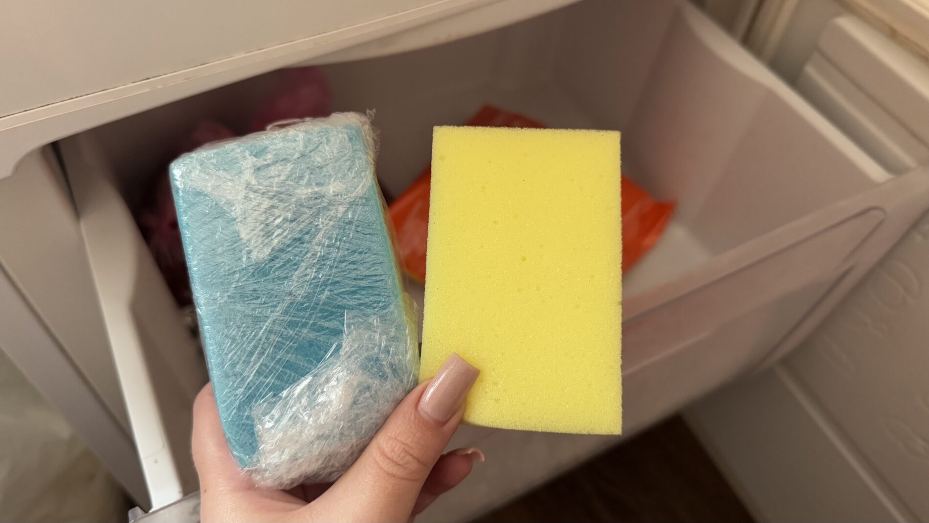 Господині розповіли, навіщо губки для посуду класти у морозильник. Фото: Добрі новини 